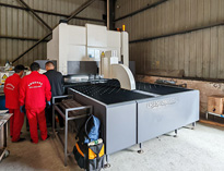 优佰特斥巨资购进业内先进智能柔性折弯设备